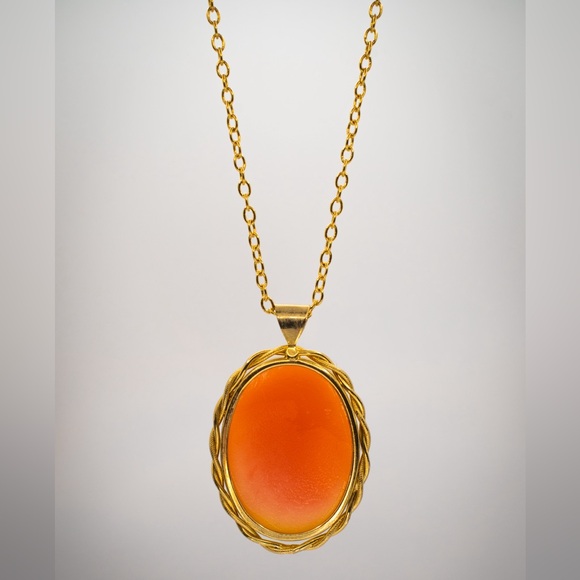 Vintage 1970s Avon Cameo Pendant Necklace - Picture 2 of 9
